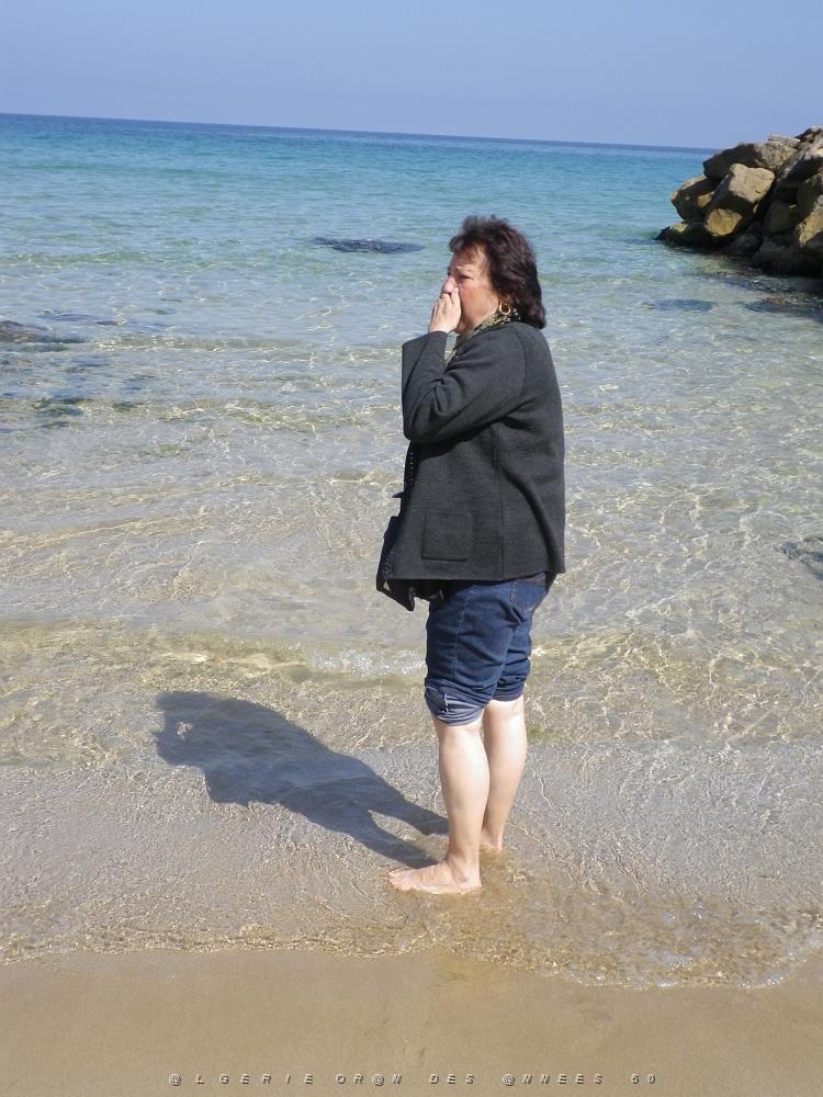 1737 la cousine ghislaine les pieds dans l'eau plage saint rock.JPG